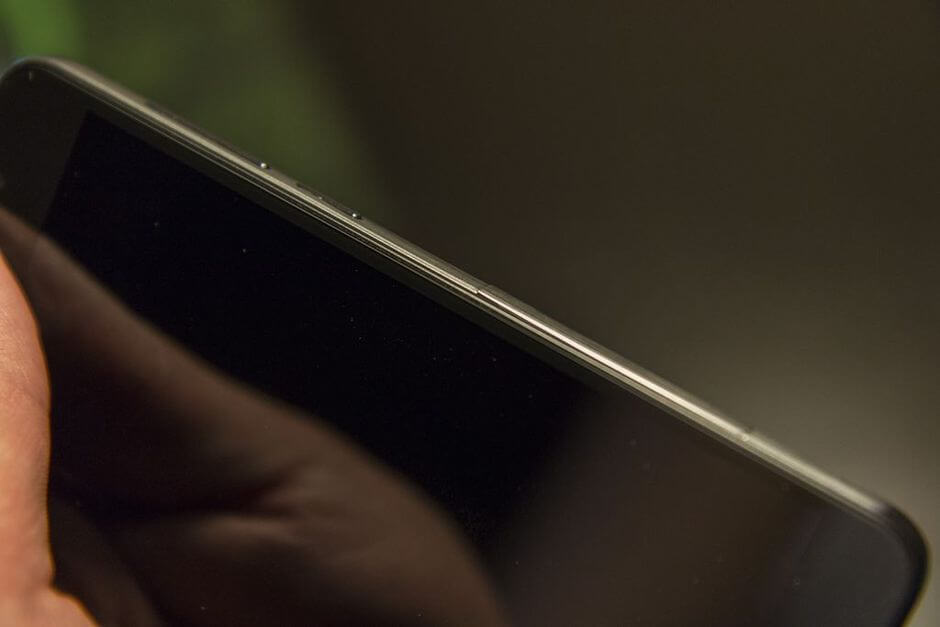 заглушка слотов SIM-карт в Huawei Honor 6 не вровень с корпусом