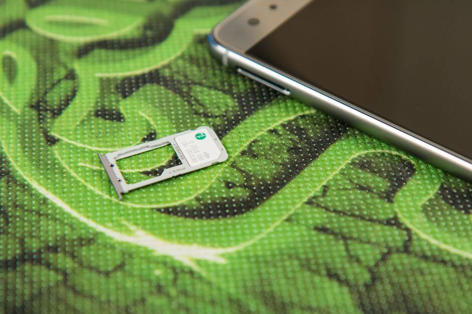 гибридный слот для nano SIM карт и карты памяти micro SD Huawei Honor 9